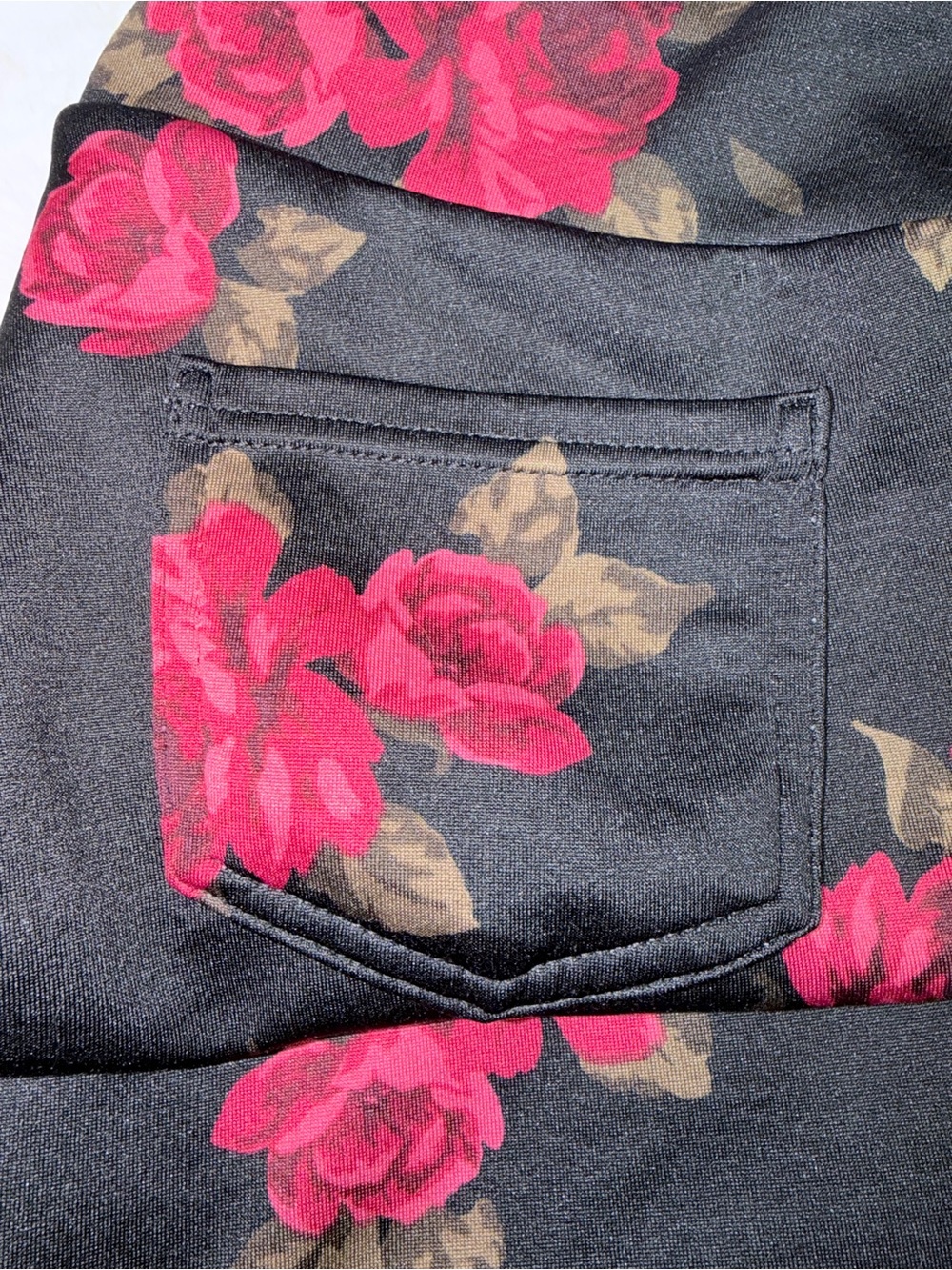 Black Leggings with Red Rose Floral Print Silky Jeggings with Pockets 🌹 - Picture 2 of 3